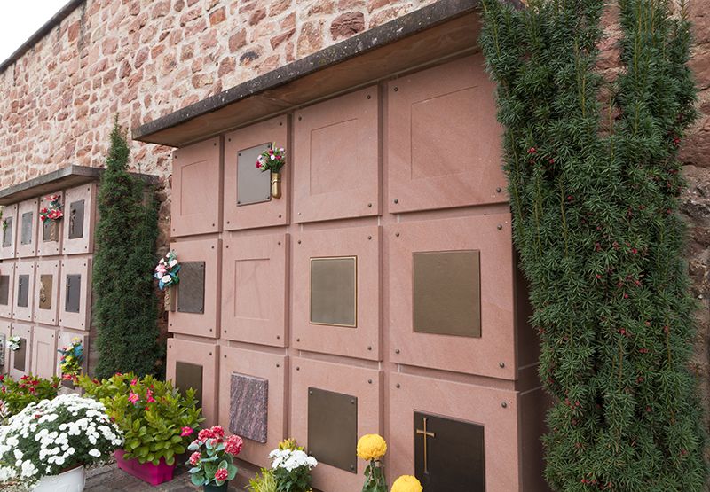 columbarium avec plaques funeraires